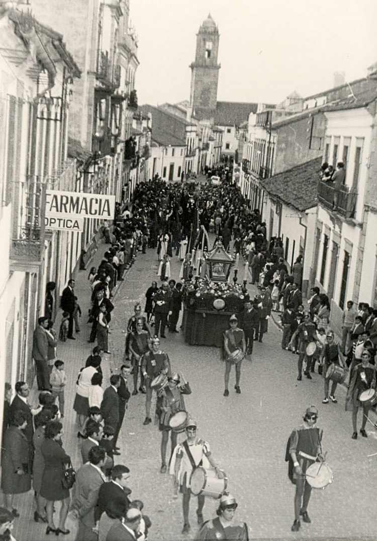 AÑO 1973 EL SANTO ENTIERRO POR CALLE REAL