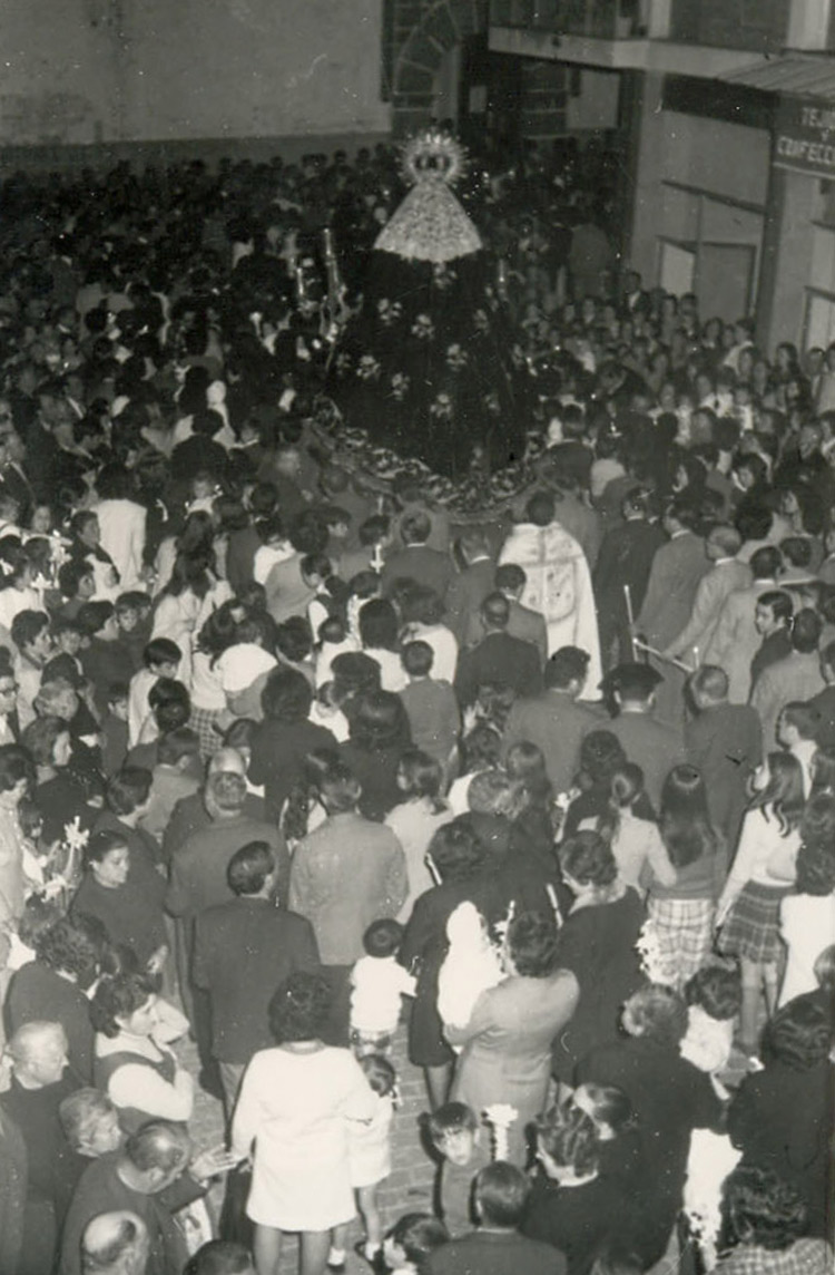 AÑO 1973 LA VIRGEN DE LOS DOLORES EN LA PROCESION DE LAS VELAS