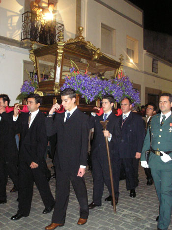 El Santo Sepulcro portado por costaleros del Cautivo