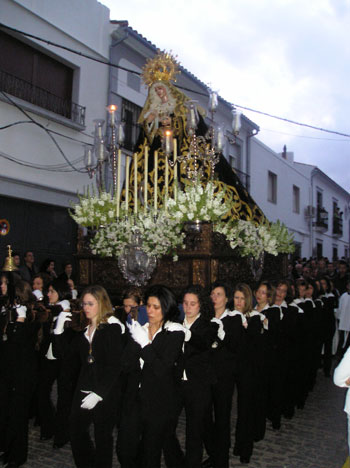 La Virgen de los Dolores portada por las costaleras del Miércoles Santo