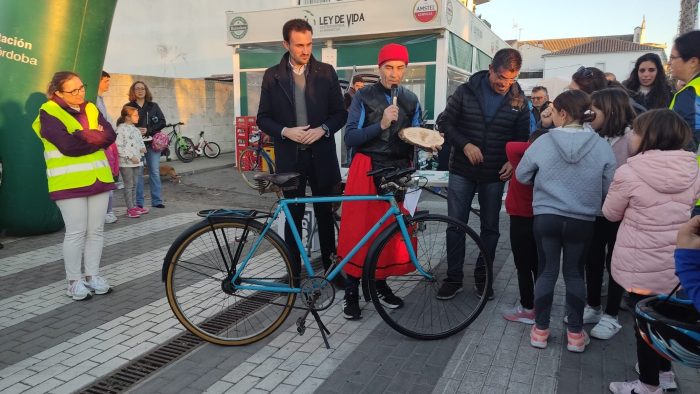 Los amantes de la bicicleta despidieron, el pasado sábado 30 de diciembre, el año dando pedales en el Paseo de Andalucía.