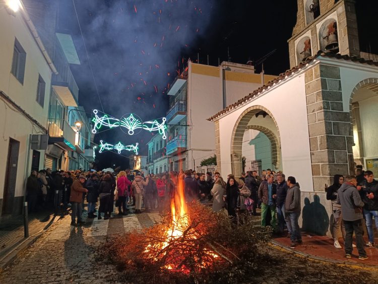 Llueva, nieve o haga mucho frío, las Candelas de San Sebastián siempre prenden un año más.